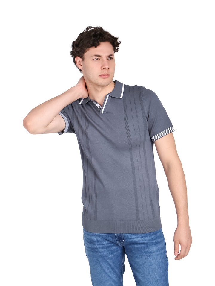 Hombre vistiendo playera polo tejida color gris con detalles blancos en cuello y mangas.