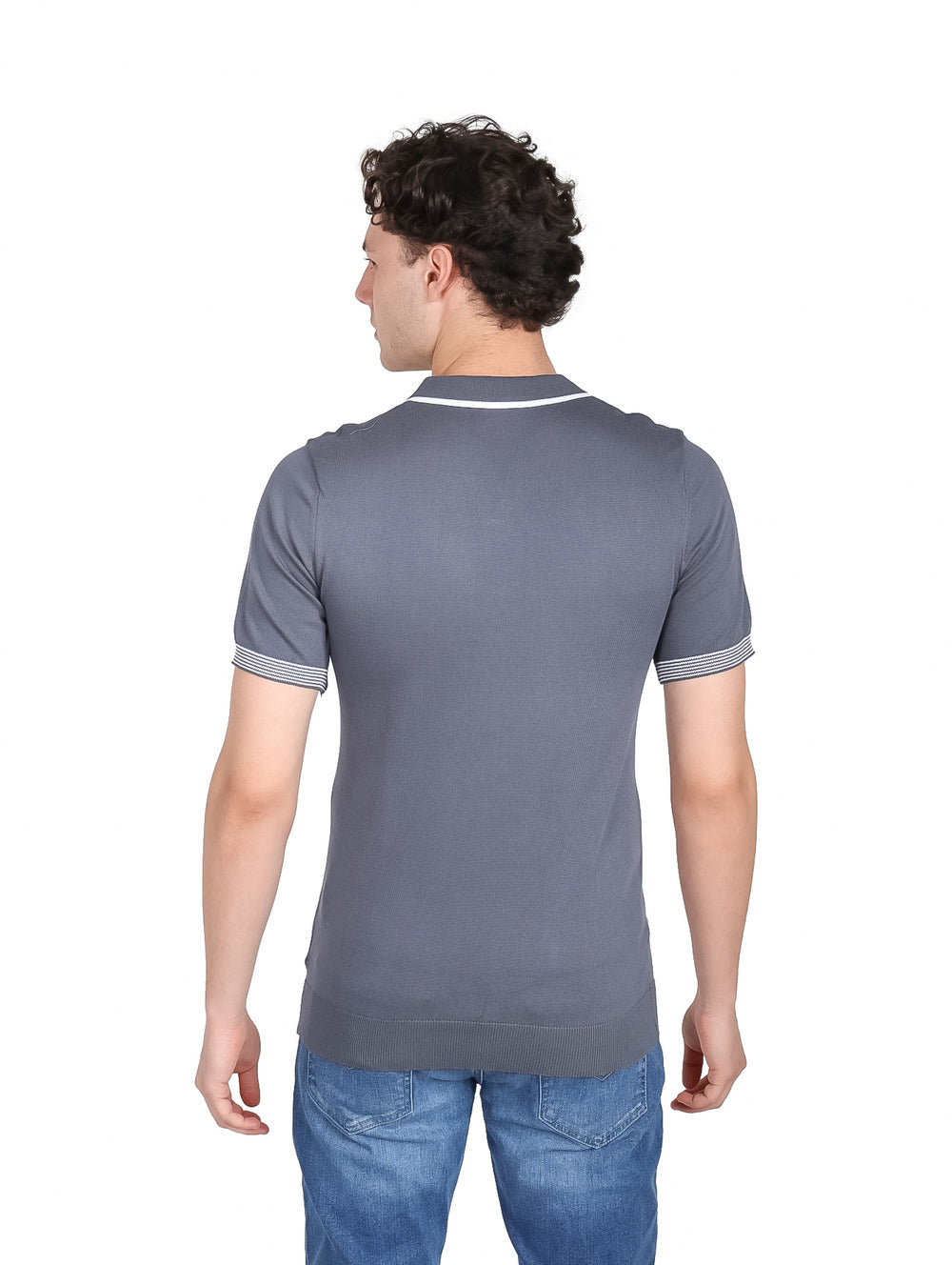 Hombre vistiendo playera polo tejida color gris con detalles blancos en cuello y mangas.