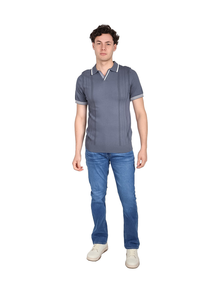 Hombre vistiendo playera polo tejida color gris con detalles blancos en cuello y mangas.