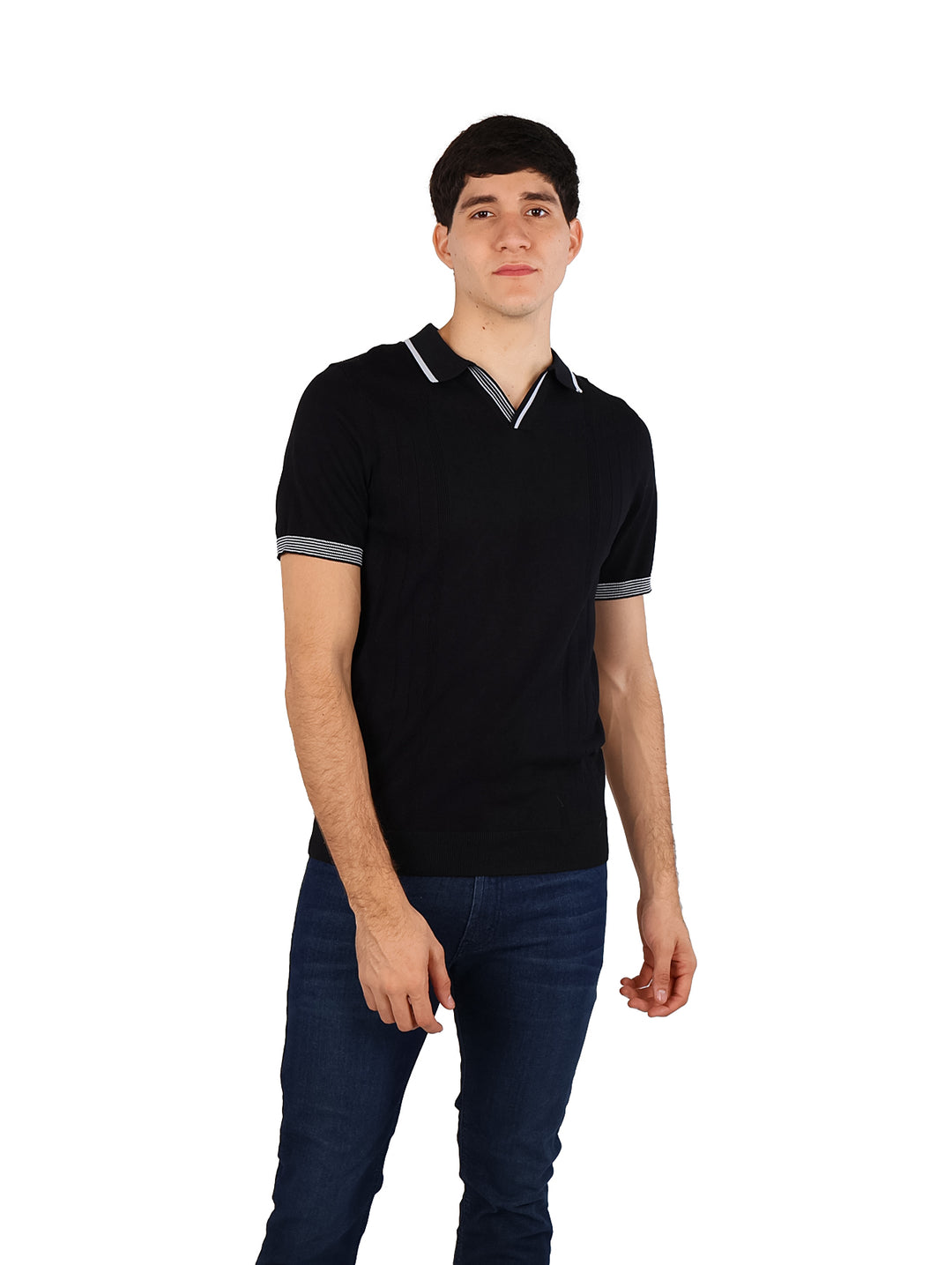 Hombre vistiendo playera polo tejida color negro con detalles blancos en el cuello y los bordes de las mangas.