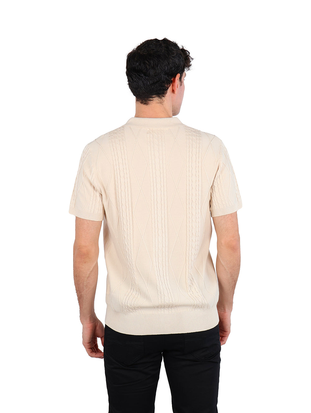 Hombre vistiendo playera polo tejida color arena con botones frontales y cuello.
