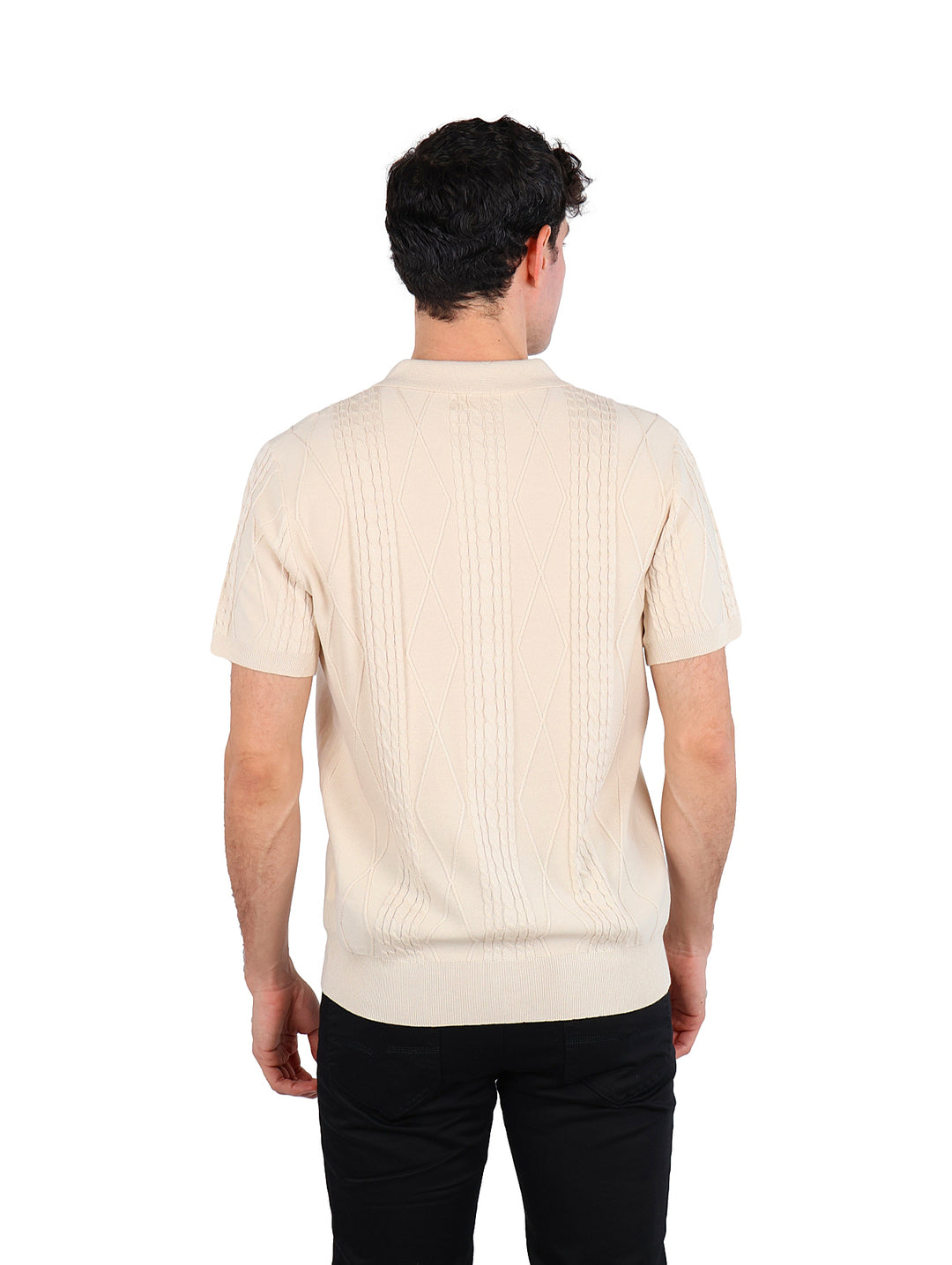 Hombre vistiendo playera polo tejida color arena con botones frontales y cuello.