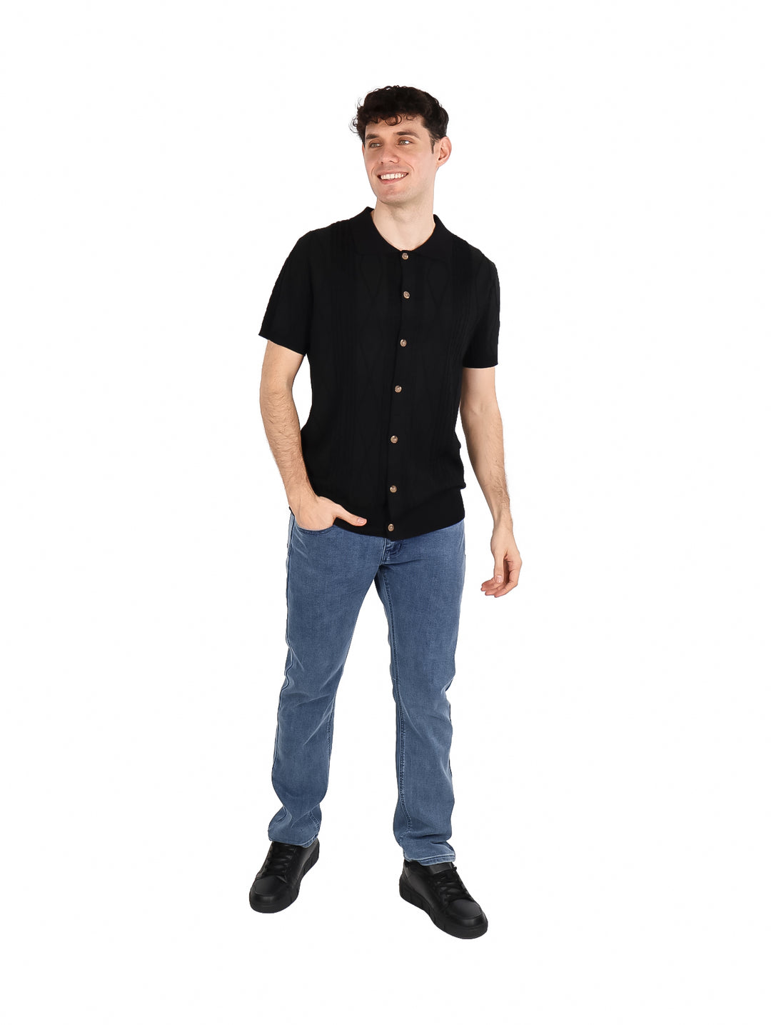 Hombre vistiendo una playera polo tejida de color negro con botones frontales y manga corta.