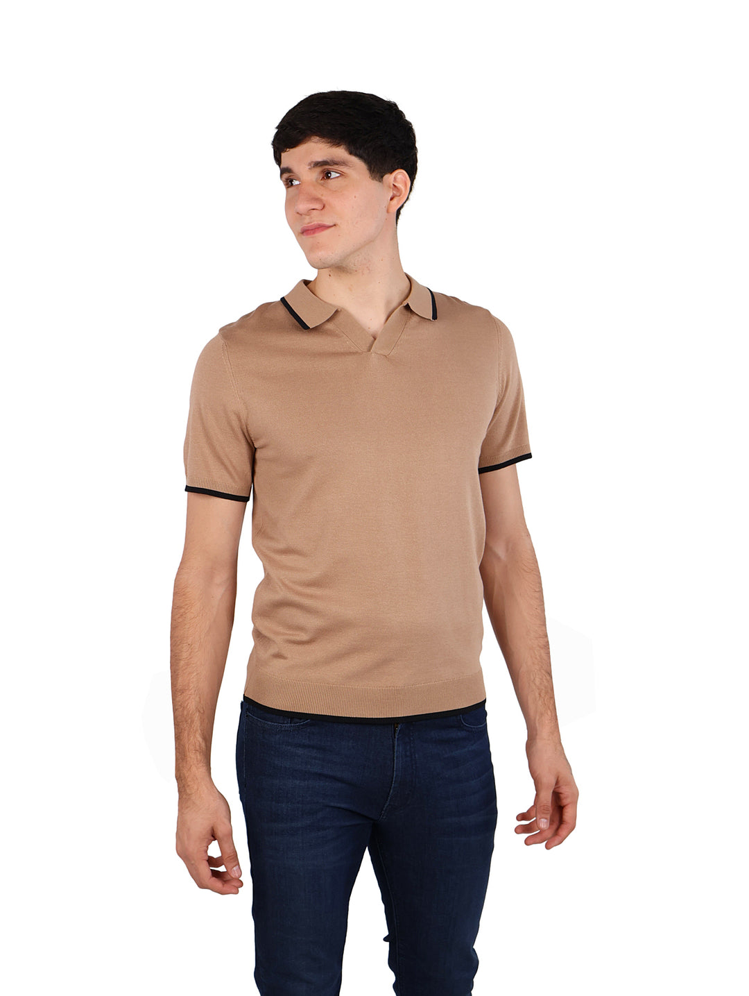 Hombre vistiendo playera polo tejida color khaki con detalles negros en cuello y mangas.