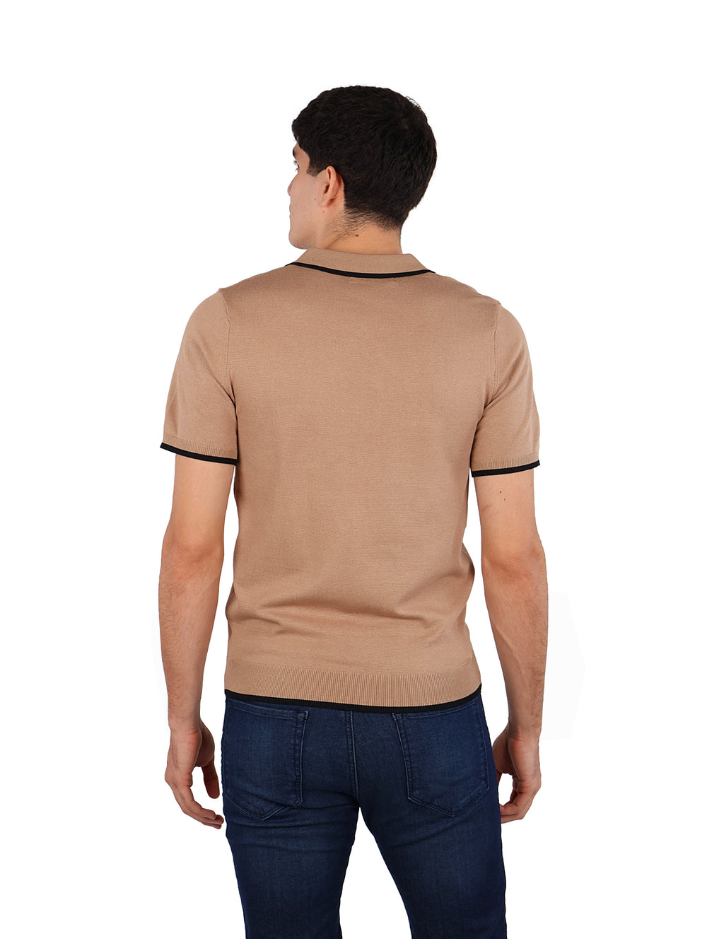 Hombre vistiendo playera polo tejida color khaki con detalles negros en cuello y mangas.