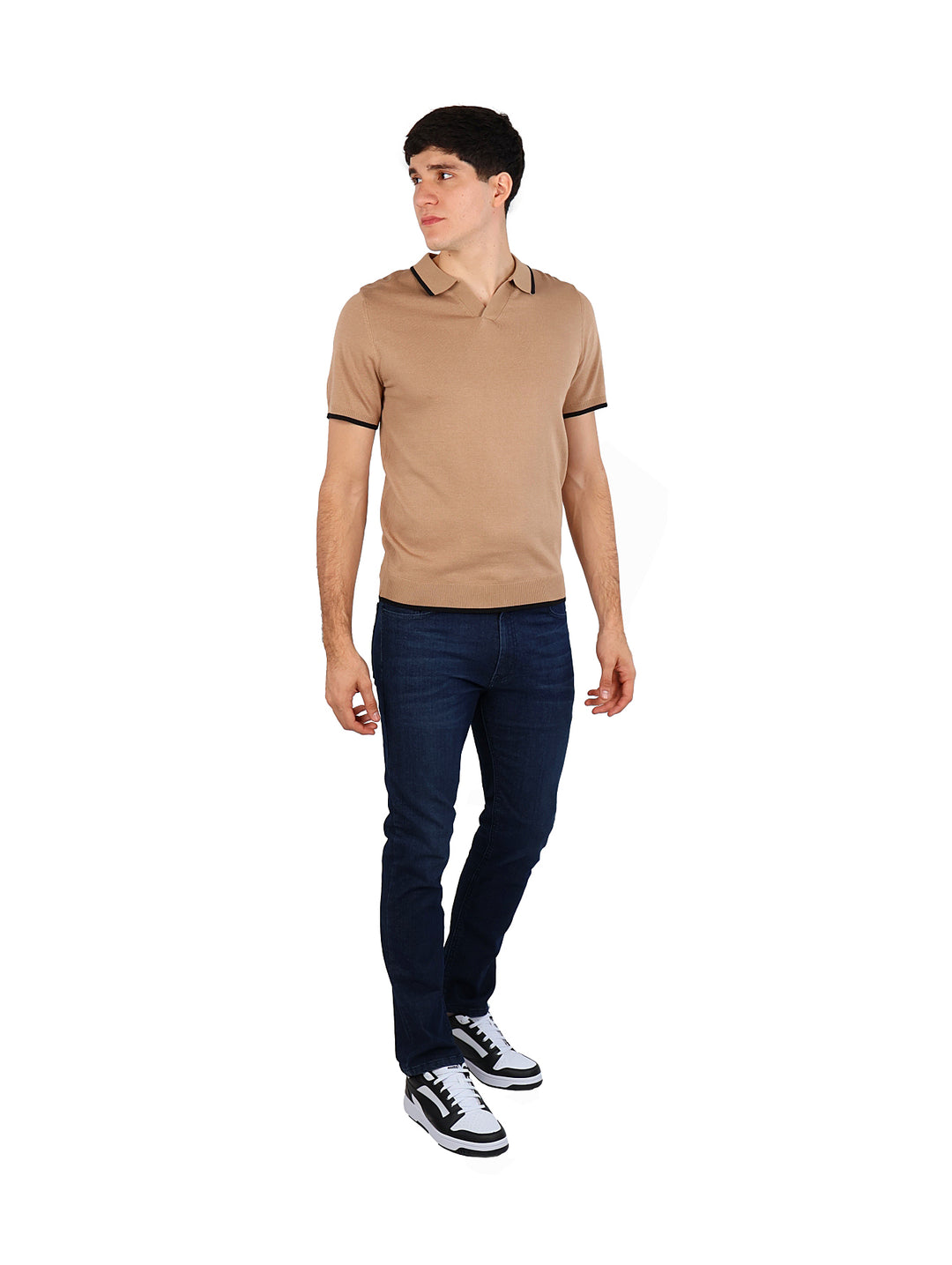 Hombre vistiendo playera polo tejida color khaki con detalles negros en cuello y mangas.