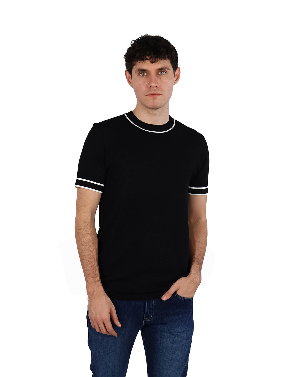 Hombre vistiendo playera tejida color negro con detalles blancos en el cuello y los bordes de las mangas.