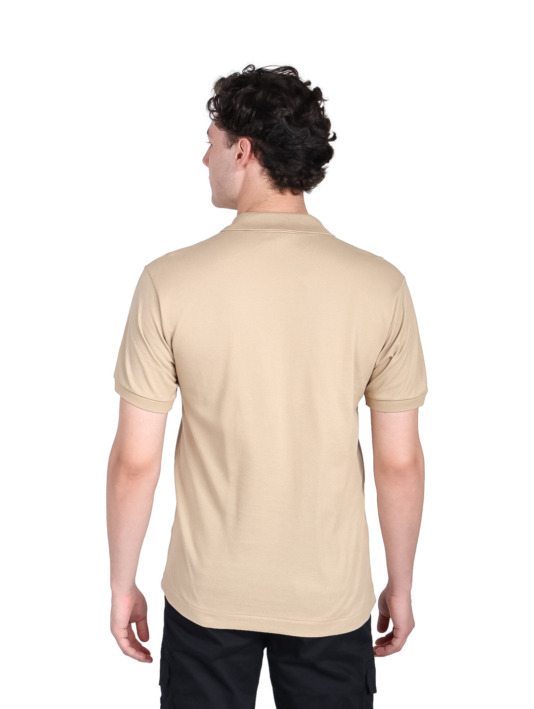Hombre vistiendo una playera polo de color beige de la marca Lacoste con cuello y manga corta.