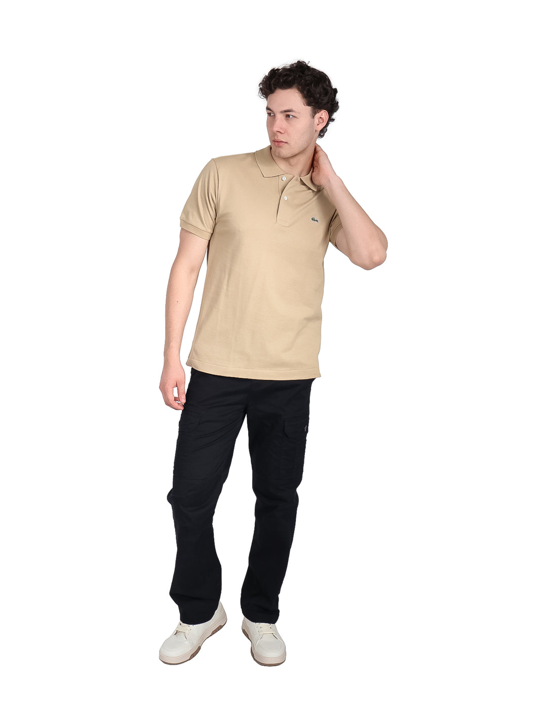 Hombre vistiendo una playera polo de color beige de la marca Lacoste con cuello y manga corta.