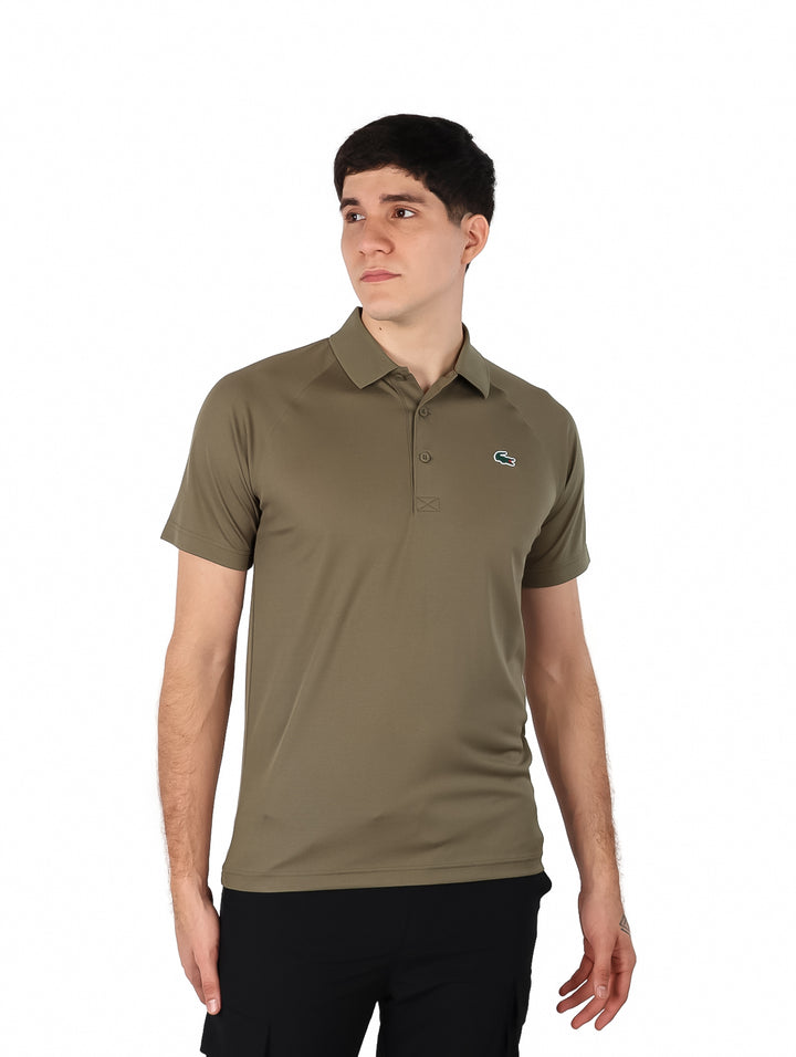 Hombre vistiendo una playera polo de color verde oliva con cuello y manga corta.