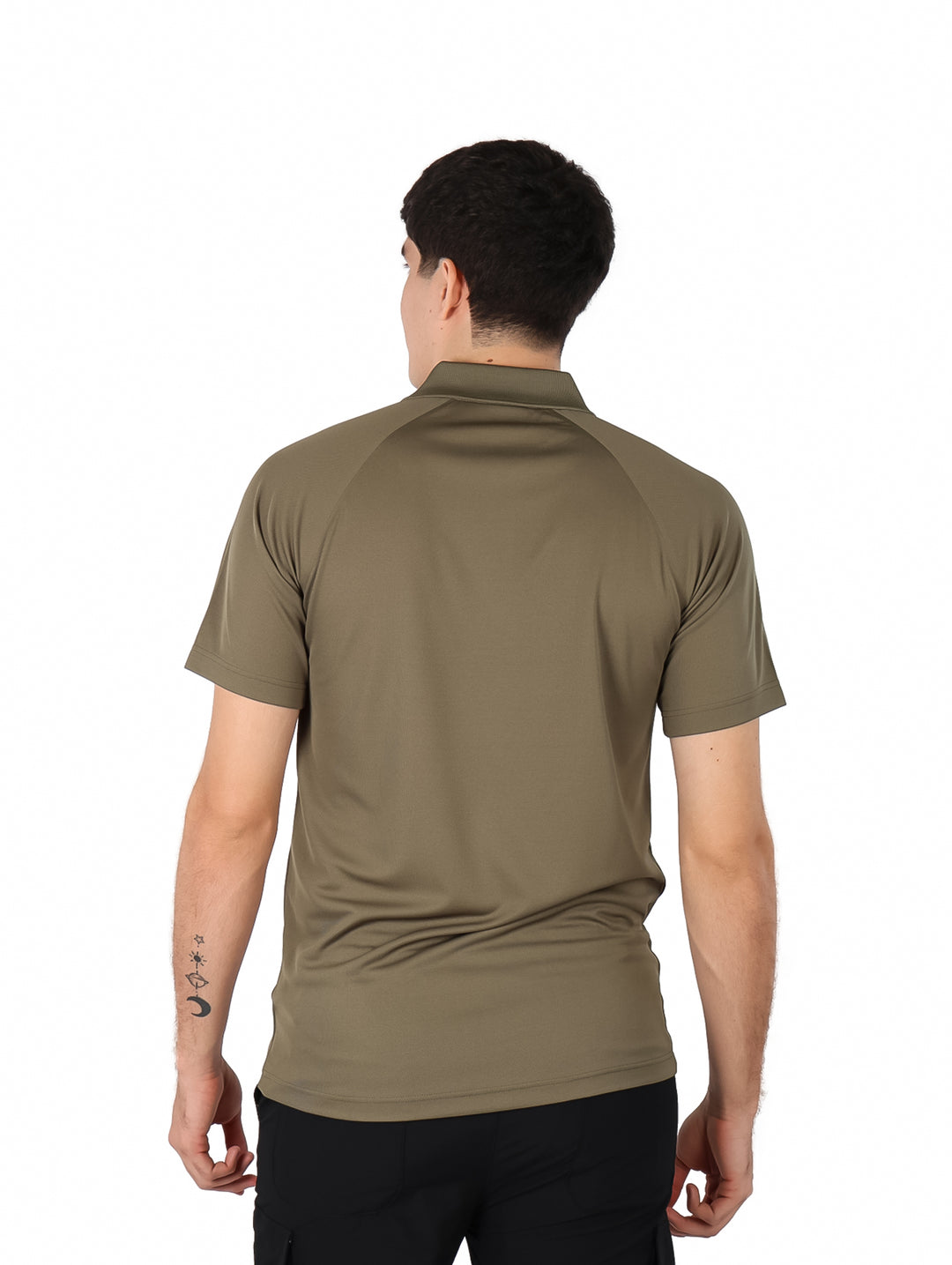 Hombre vistiendo una playera polo de color verde oliva con cuello y manga corta.