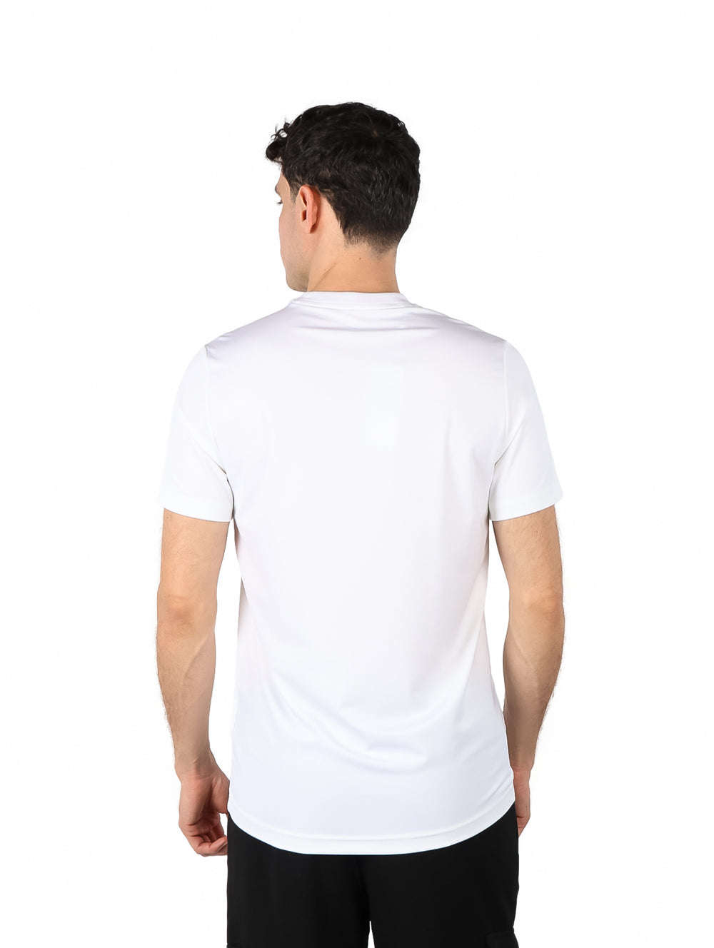 Hombre vistiendo una playera blanca de manga corta y cuello redondo de la marca Lacoste.