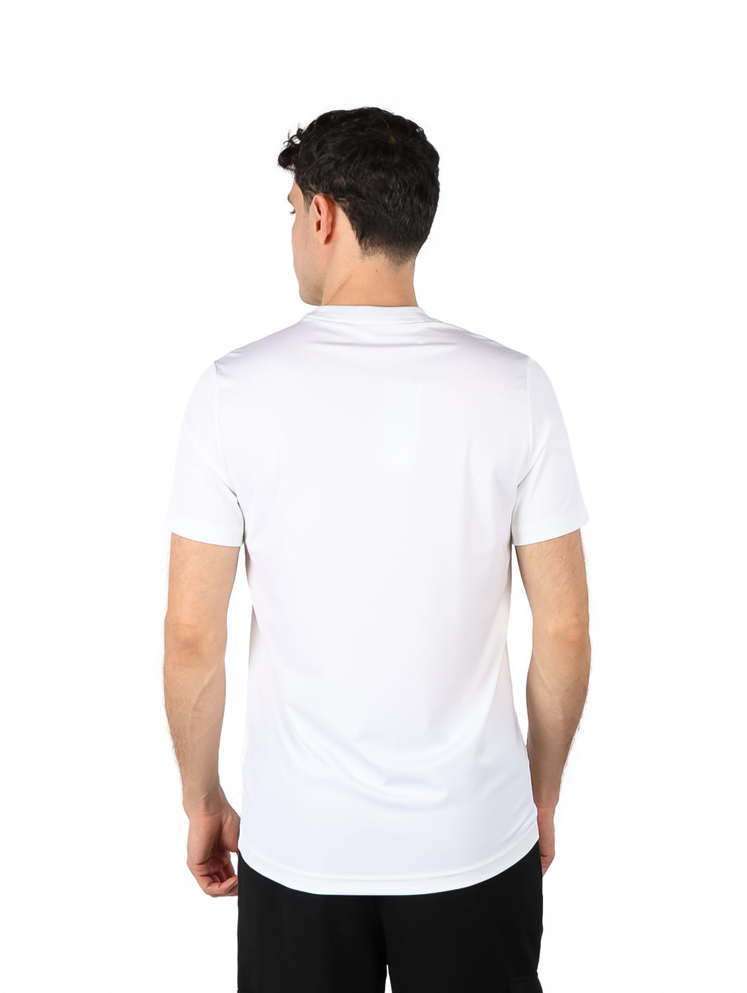 Hombre vistiendo una playera blanca de manga corta y cuello redondo de la marca Lacoste.