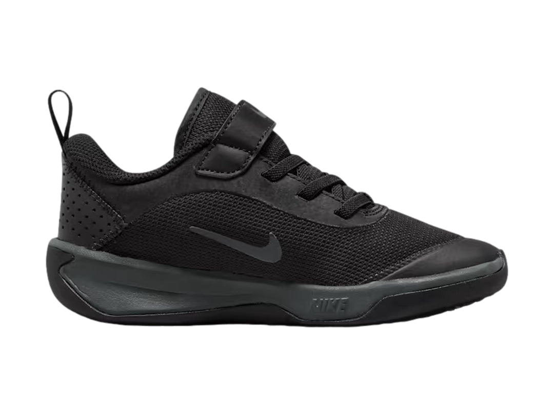 Tenis deportivos Nike color negro para niños con cierre de correa y agujetas.