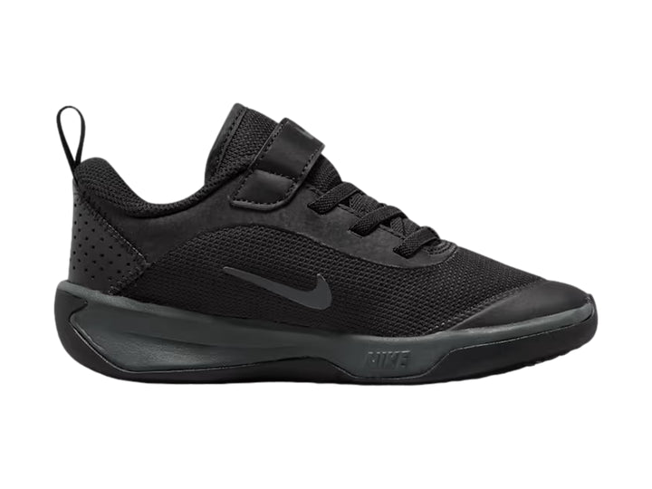 Tenis deportivos Nike color negro para niños con cierre de correa y agujetas.