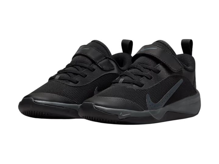 Tenis deportivos Nike color negro para niños con cierre de correa y agujetas.