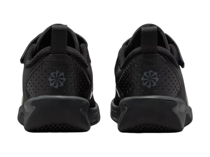 Tenis deportivos Nike color negro para niños con cierre de correa y agujetas.
