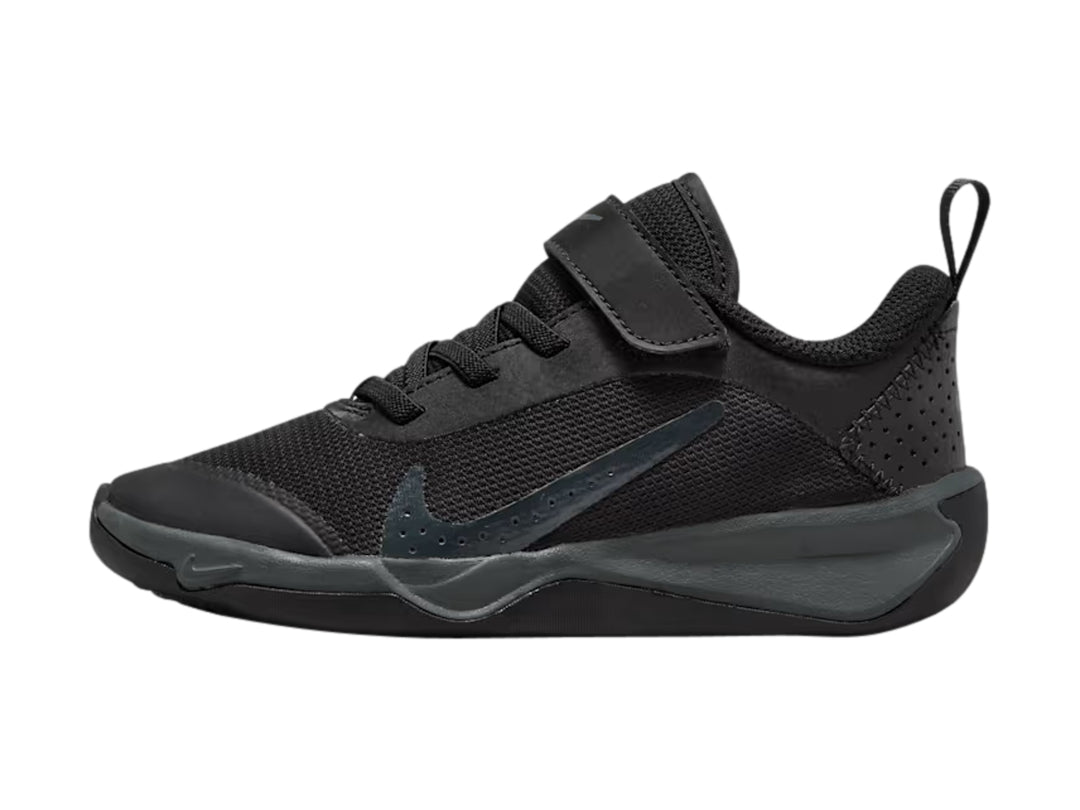 Tenis deportivos Nike color negro para niños con cierre de correa y agujetas.