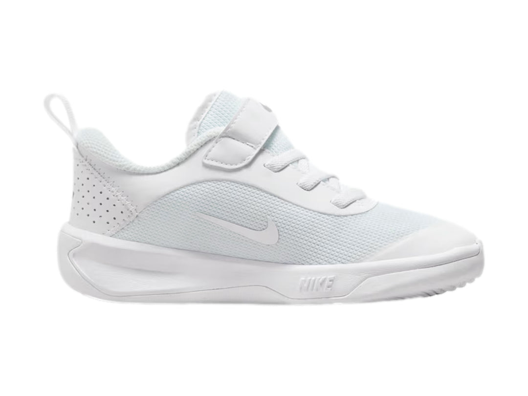 Tenis Nike blancos para niño con cierre de correa y agujetas, diseño deportivo minimalista.