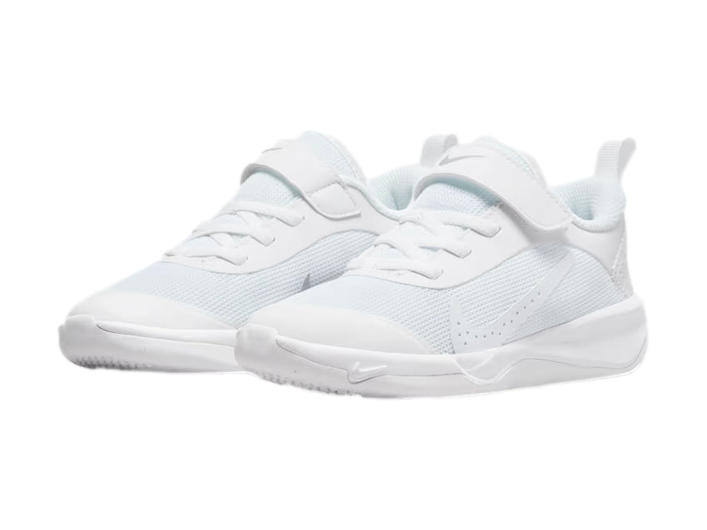 Tenis Nike blancos para niño con cierre de correa y agujetas, diseño deportivo minimalista.