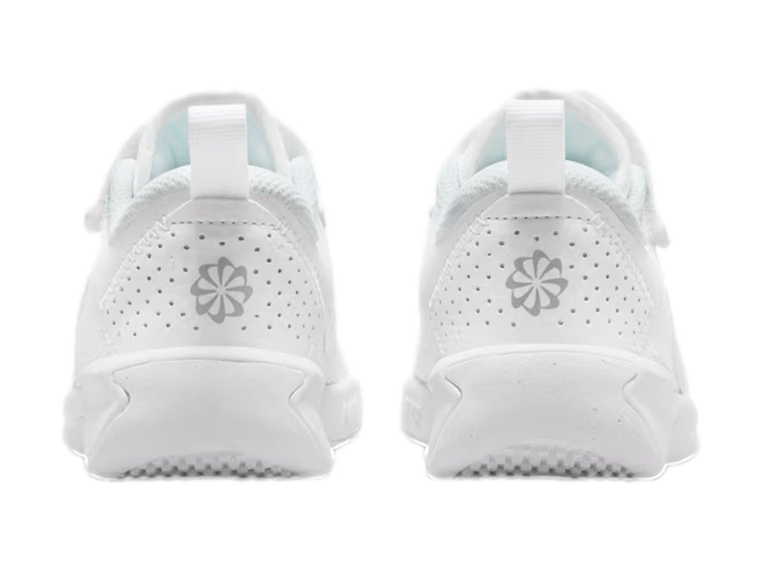 Tenis Nike blancos para niño con cierre de correa y agujetas, diseño deportivo minimalista.
