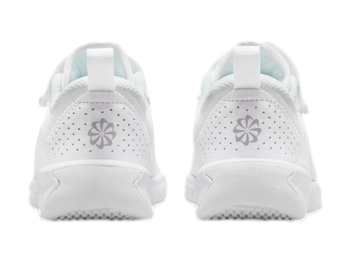 Tenis Nike blancos para niño con cierre de correa y agujetas, diseño deportivo minimalista.