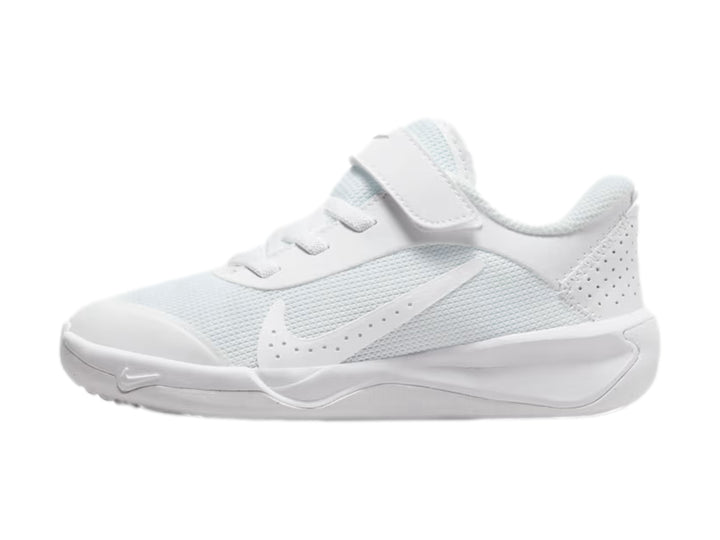 Tenis Nike blancos para niño con cierre de correa y agujetas, diseño deportivo minimalista.