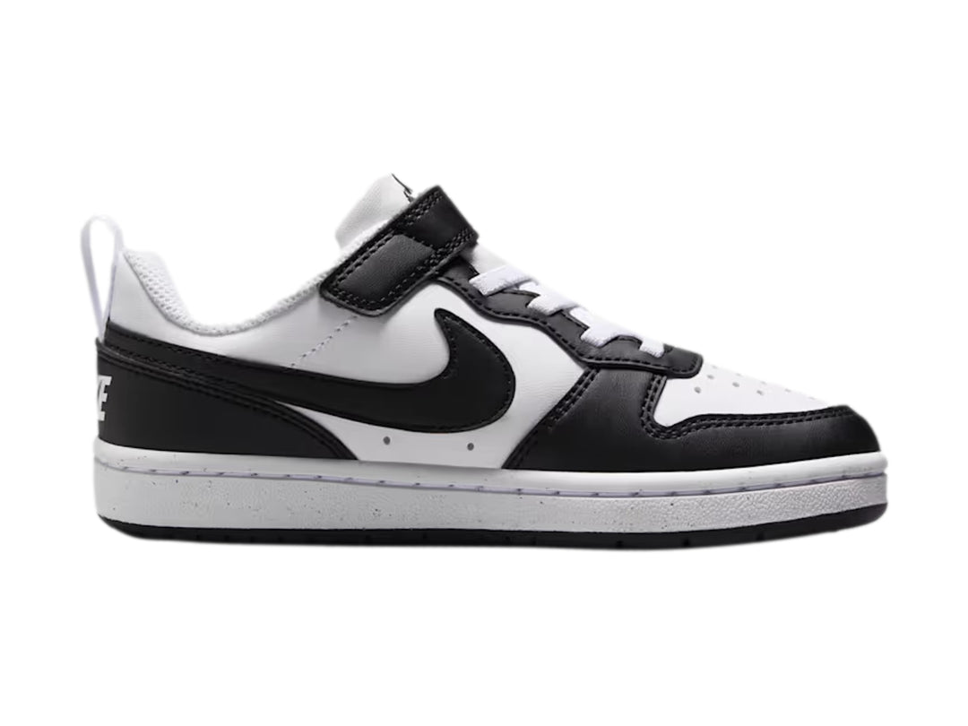 Tenis Nike Court Borough Low para niño en colores blanco y negro con correa y agujetas.