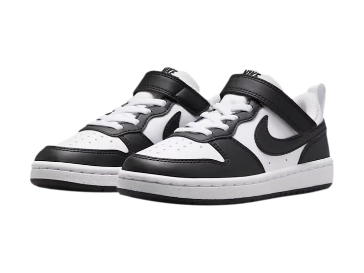 Tenis Nike Court Borough Low para niño en colores blanco y negro con correa y agujetas.