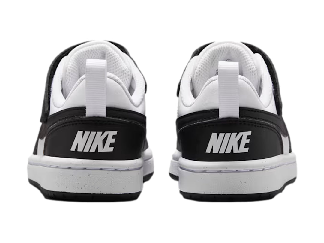 Tenis Nike Court Borough Low para niño en colores blanco y negro con correa y agujetas.