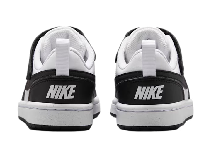 Tenis Nike Court Borough Low para niño en colores blanco y negro con correa y agujetas.