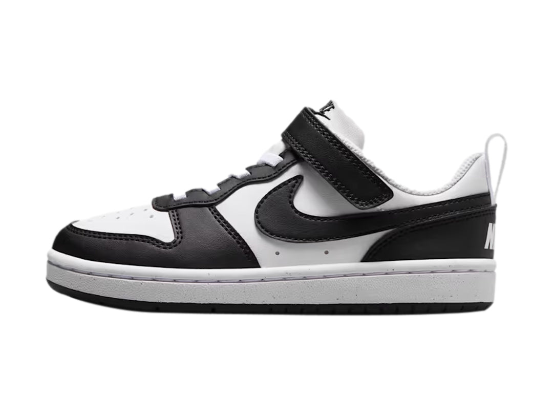 Tenis Nike Court Borough Low para niño en colores blanco y negro con correa y agujetas.