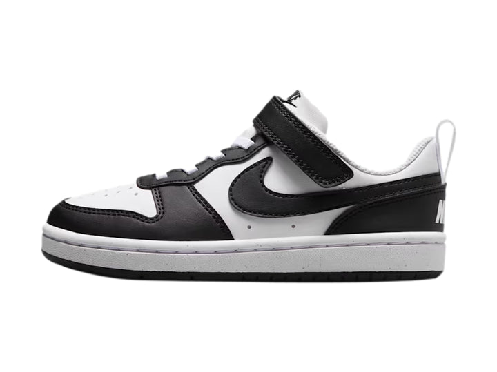 Tenis Nike Court Borough Low para niño en colores blanco y negro con correa y agujetas.