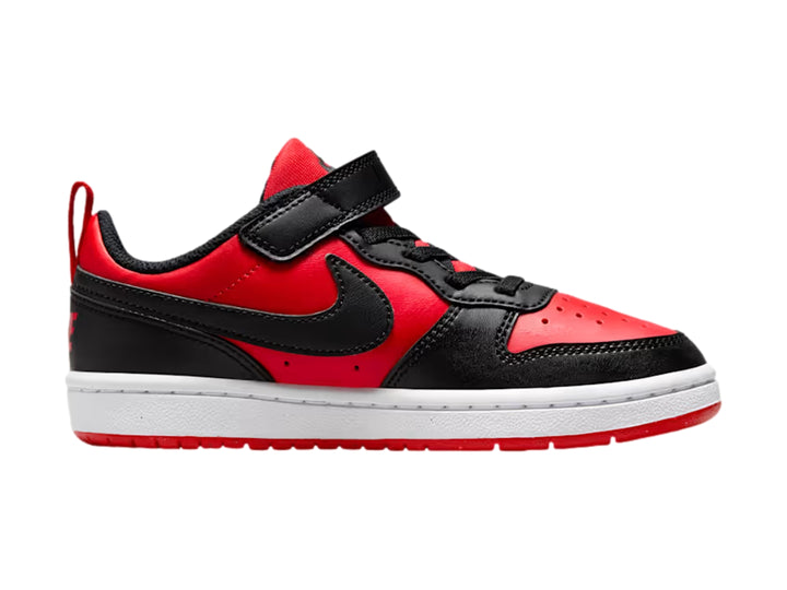 Tenis Nike Court Borough Low para niño en color rojo y negro con suela blanca y cierre de velcro.