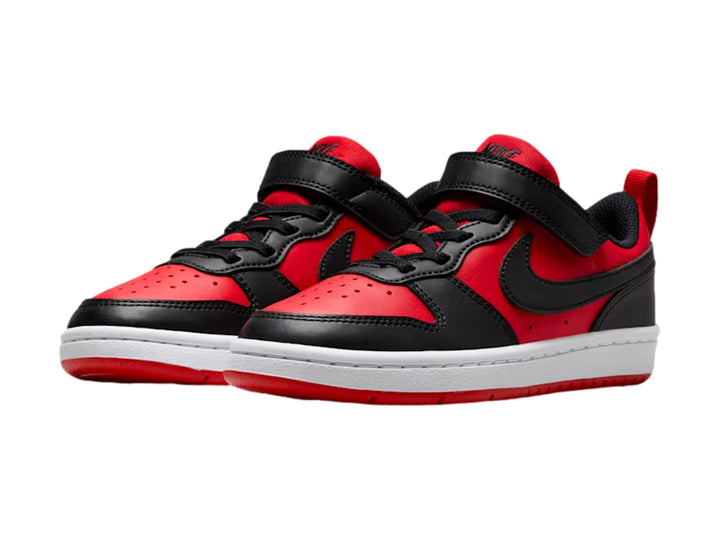 Tenis Nike Court Borough Low para niño en color rojo y negro con suela blanca y cierre de velcro.