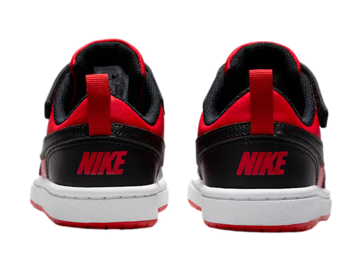 Tenis Nike Court Borough Low para niño en color rojo y negro con suela blanca y cierre de velcro.