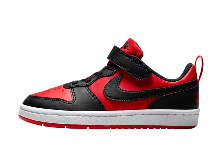 Tenis Nike Court Borough Low para niño en color rojo y negro con suela blanca y cierre de velcro.