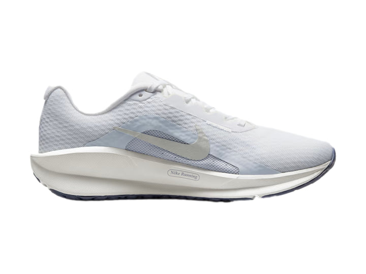 Tenis Nike Downshifter 13 color blanco con detalles en gris metálico.