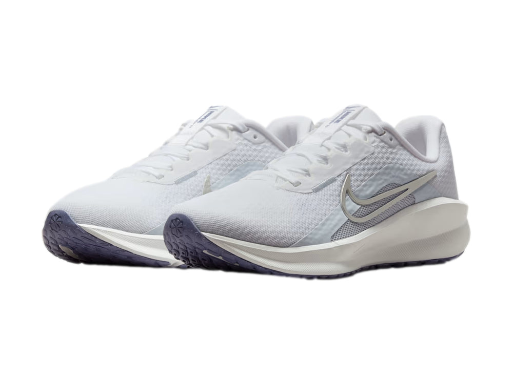 Tenis Nike Downshifter 13 color blanco con detalles en gris metálico.
