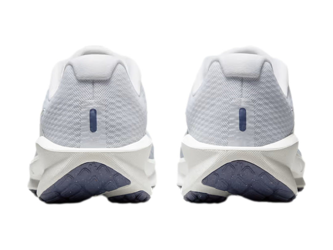 Tenis Nike Downshifter 13 color blanco con detalles en gris metálico.