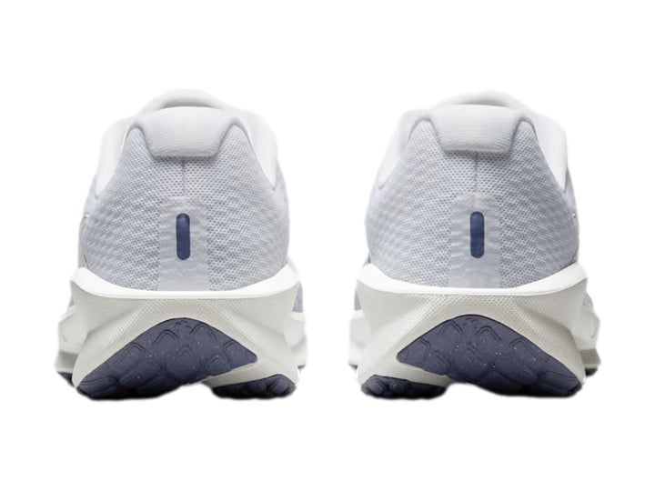 Tenis Nike Downshifter 13 color blanco con detalles en gris metálico.