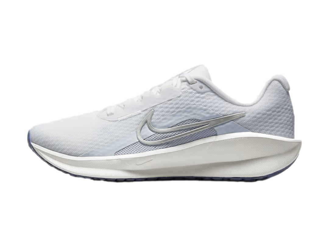 Tenis Nike Downshifter 13 color blanco con detalles en gris metálico.