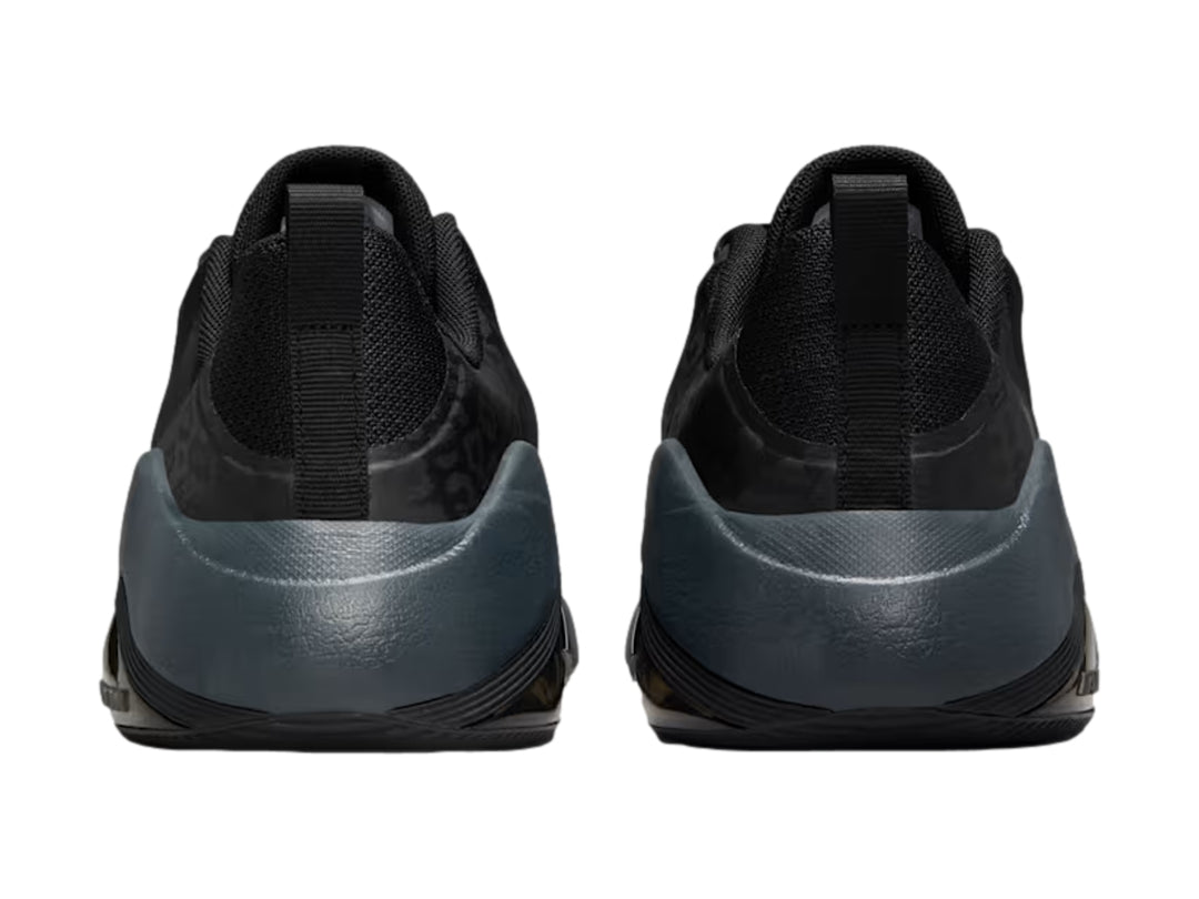 Tenis deportivos Nike Air Zoom Bella 7 en color negro y gris oscuro para mujer.