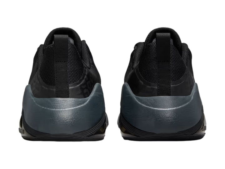 Tenis deportivos Nike Air Zoom Bella 7 en color negro y gris oscuro para mujer.