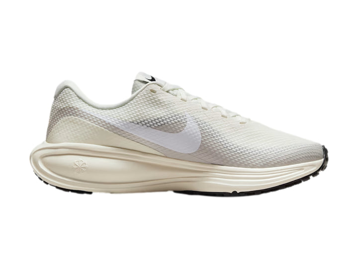 Tenis Nike Revolution 8 en color blanco crema con suela blanca y base negra.