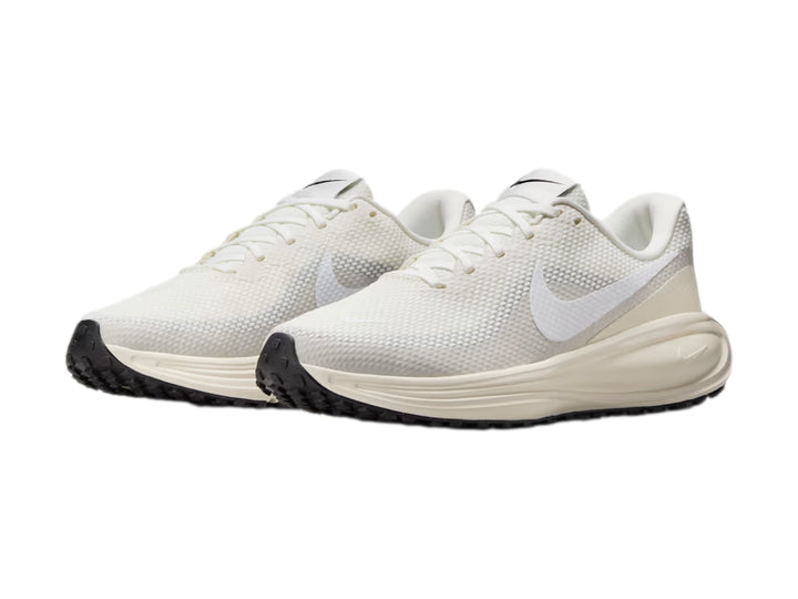 Tenis Nike Revolution 8 en color blanco crema con suela blanca y base negra.