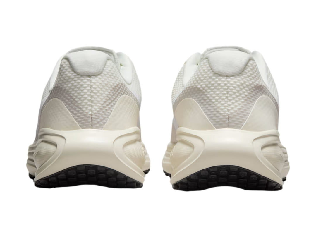 Tenis Nike Revolution 8 en color blanco crema con suela blanca y base negra.
