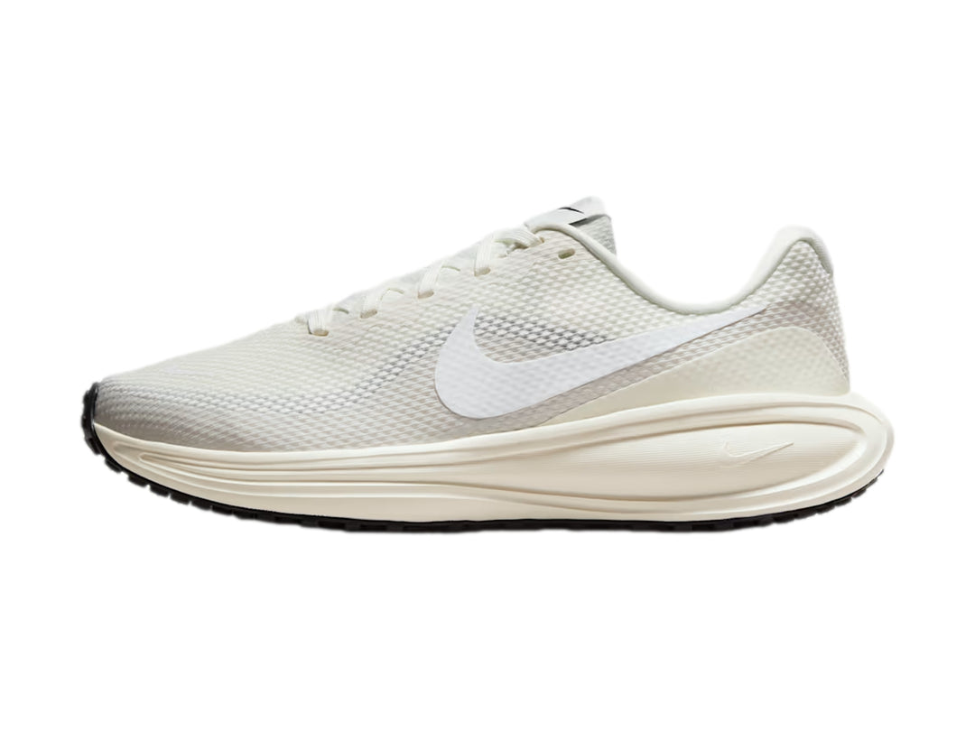 Tenis Nike Revolution 8 en color blanco crema con suela blanca y base negra.