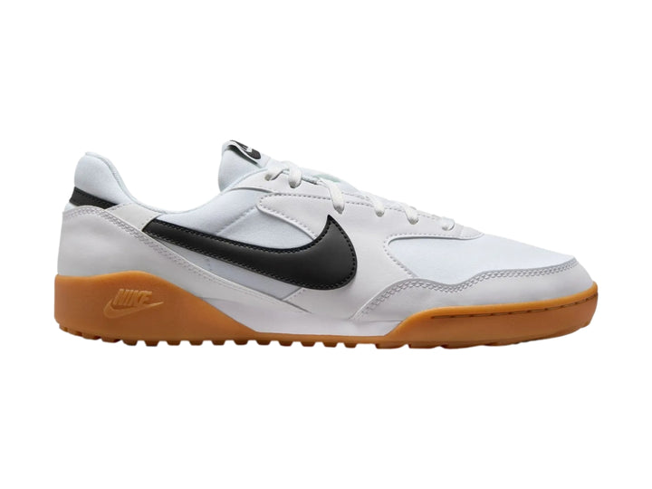 Tenis Nike blancos con logotipo negro y suela de goma color café claro.