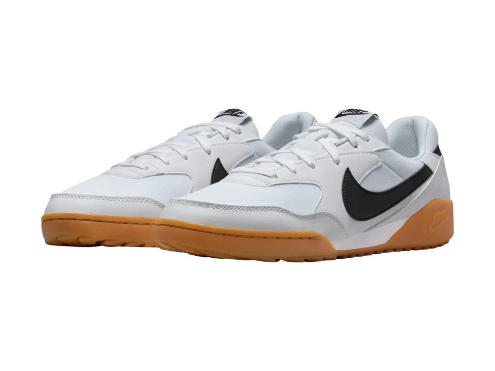 Tenis Nike blancos con logotipo negro y suela de goma color café claro.